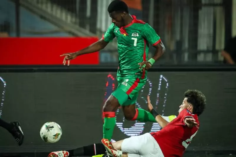 دانجو واتارا خلال مباراة بوركينا فاسو ومصر